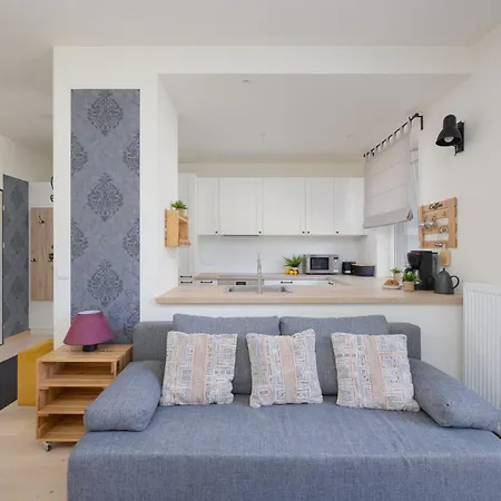 Beautiful With Terrace, Garden And Parking Close To The Airport In By Renters Warschau