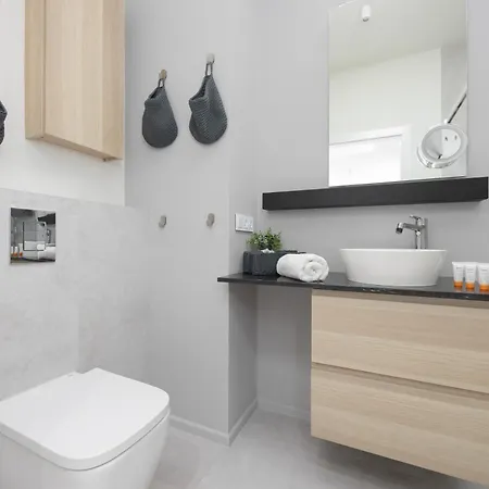 Beautiful With Terrace, Garden And Parking Close To The Airport In By Renters Apartment *