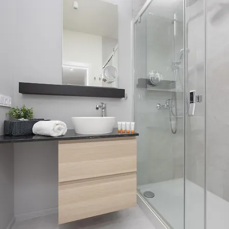 Beautiful With Terrace, Garden And Parking Close To The Airport In By Renters Apartment *
