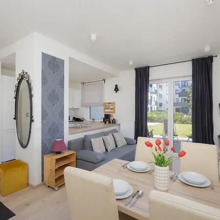 Beautiful With Terrace, Garden And Parking Close To The Airport In By Renters Warschau