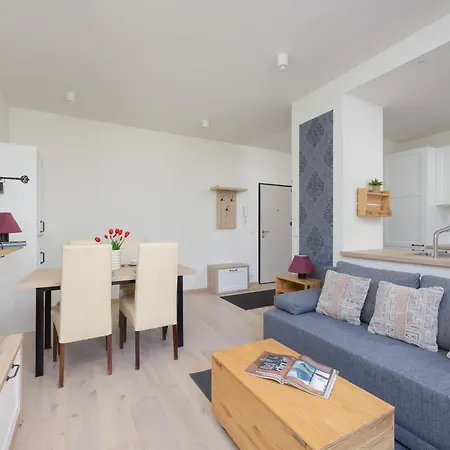 Beautiful With Terrace, Garden And Parking Close To The Airport In By Renters شقة وارسو