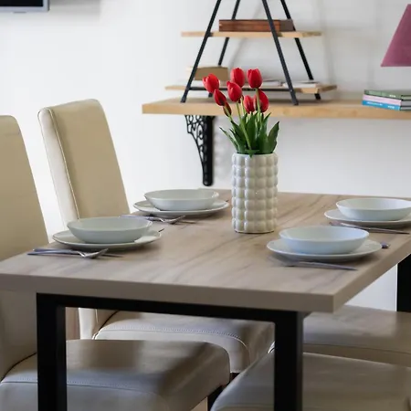شقة Beautiful With Terrace, Garden And Parking Close To The Airport In By Renters وارسو
