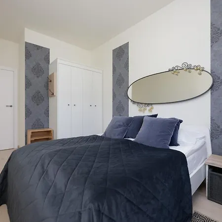 Beautiful With Terrace, Garden And Parking Close To The Airport In By Renters شقة
