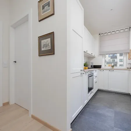 Beautiful With Terrace, Garden And Parking Close To The Airport In By Renters شقة وارسو